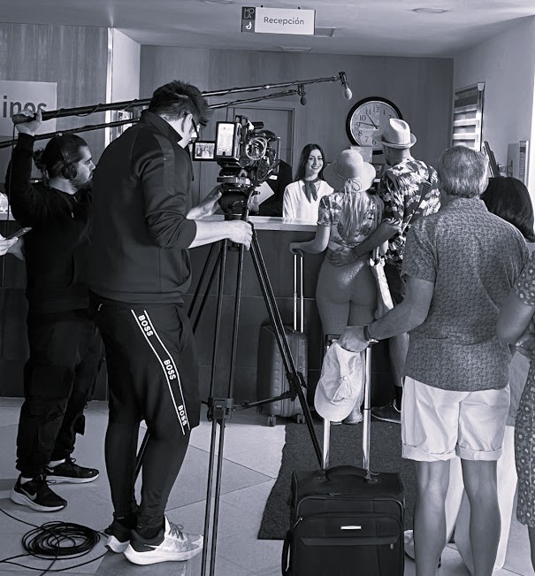 Alumnos rodando en la recepción de un Hotel.